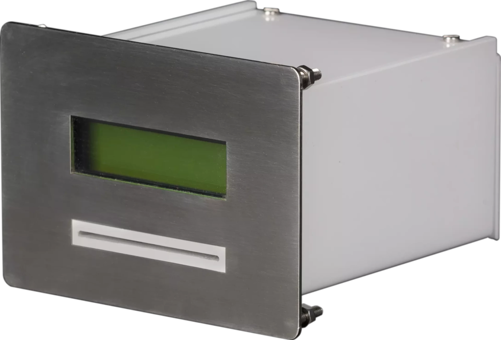 Boîtier métallique avec un petit écran vert rectangulaire et une fente, fixé par des vis.